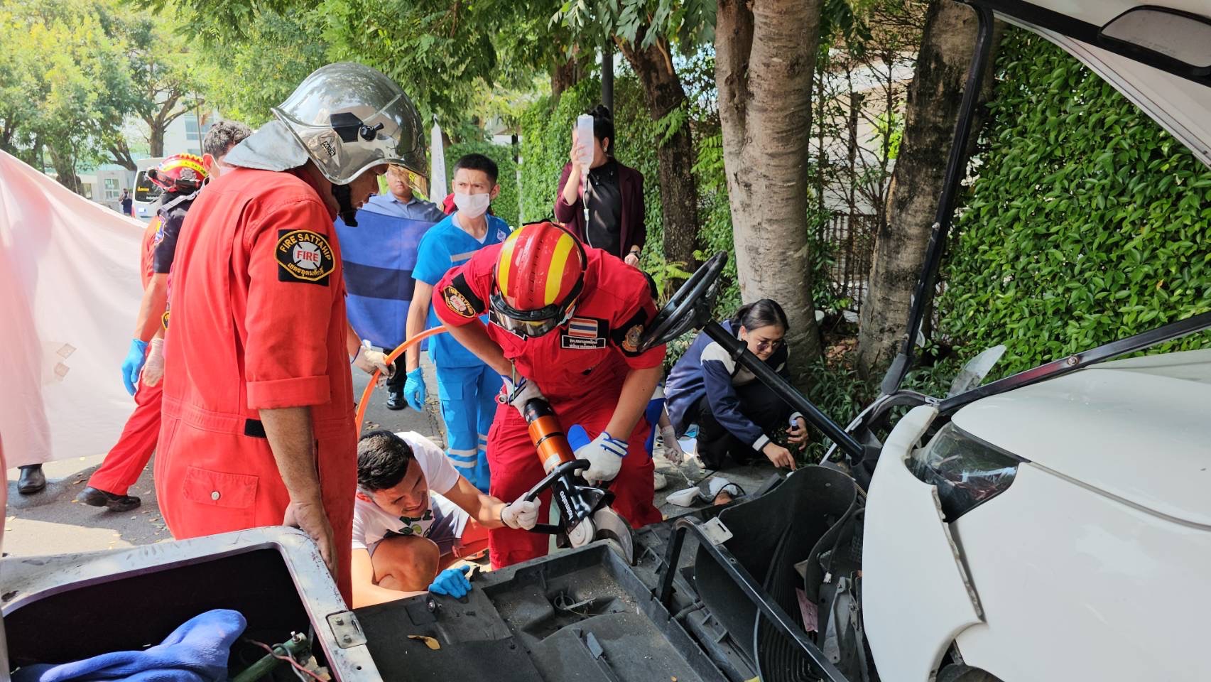 ชลบุรี-กระบะพุ่งชนรถกอล์ฟ เจ็บระนาว เหล็กเสียบขาคนขับกู้ภัยใช้เครื่องตัดถ่างช่วยเหลือ
