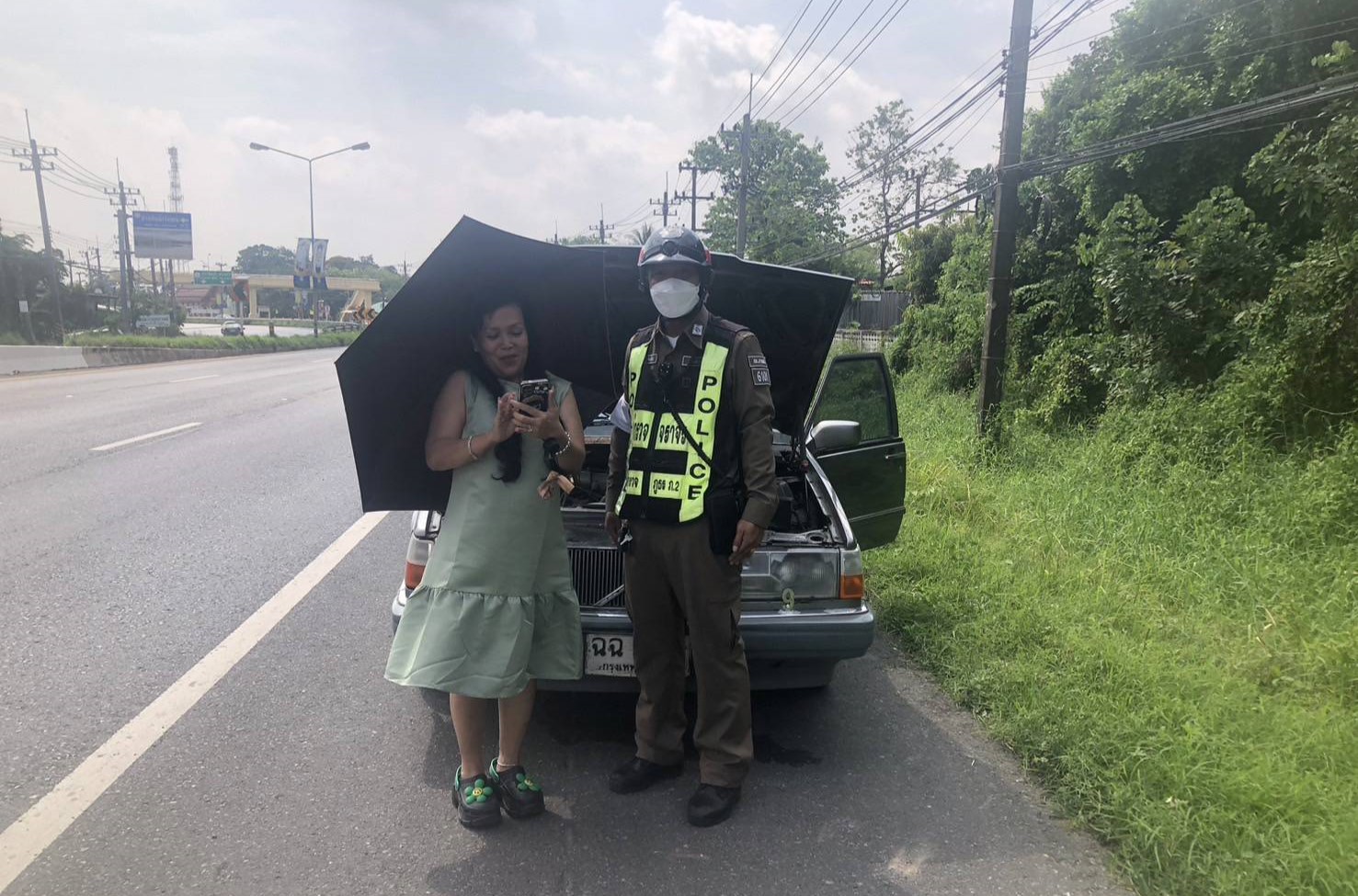 นครนายก-ตำรวจจราจรปากพลี ช่วยรถยนต์เสีย ตามนโยบายทำให้ประชาชนมีความสุข