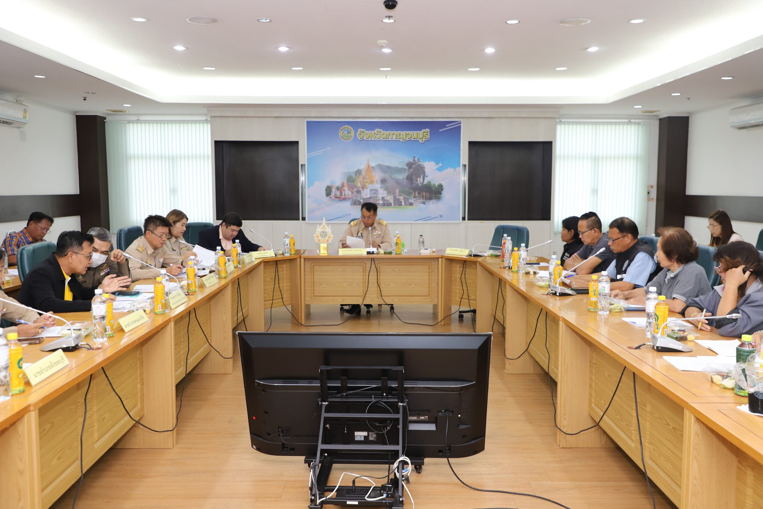 กาญจนบุรี-ประชุมติดตามการดำเนินงานของส่วนราชการ พร้อมมอบเกียรติบัตรและเข็มเชิดชูเกียรติ