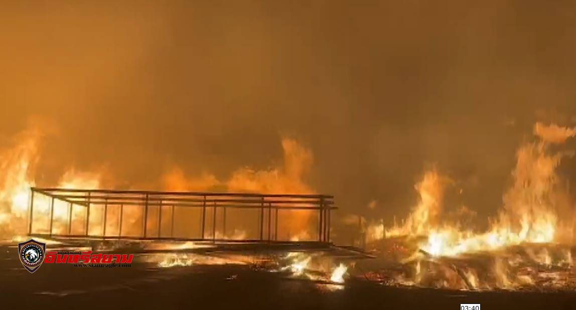 สุพรรณบุรี-ไฟไหม้ไม้เก่าและเฟอร์นิเจอร์ไม้เก่า..เจ้าหน้าที่ต้องระดมรถดับเพลิงกว่า 20 คัน..!!