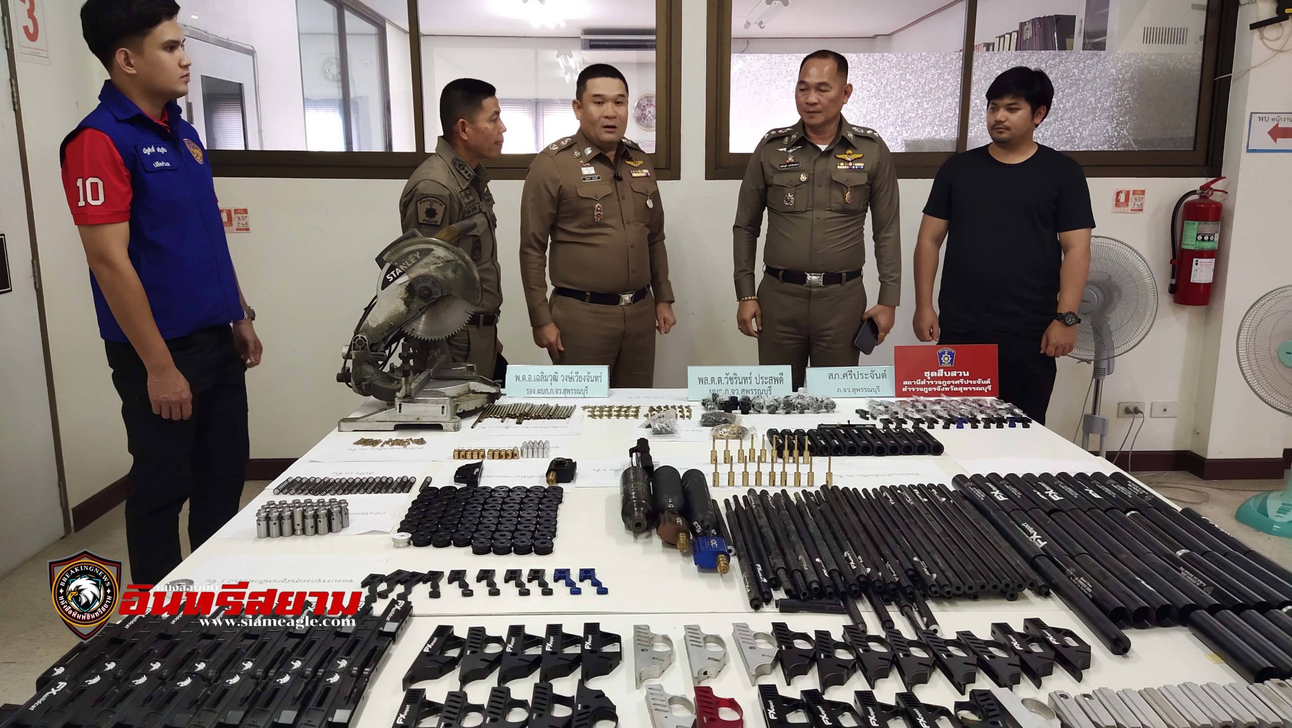 สุพรรณบุรี-บุกรวบหนุ่มผลิตอุปกรณ์ปืนอัดลมขายทางเน็ตของกลางเพียบ