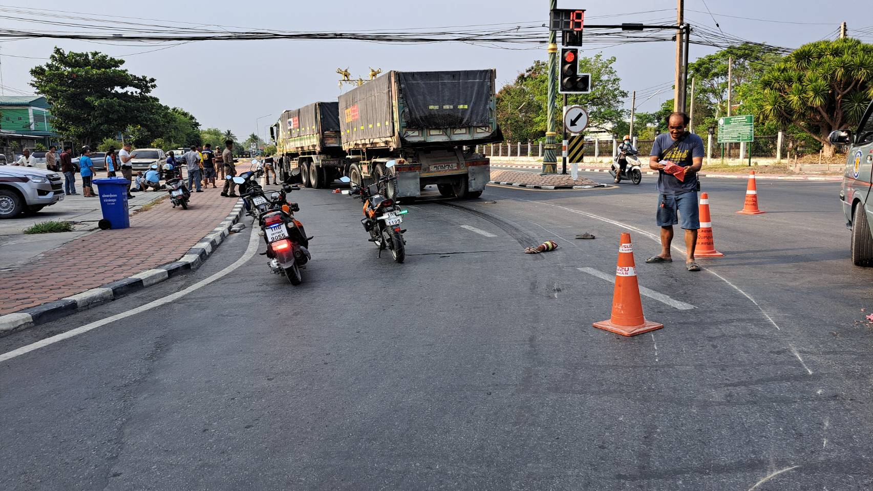 สุพรรณบุรี-รถพ่วงเหยียบรถจักรยานยนต์ทับป้าเสียชีวิตลุงรอดหวุดหวิด