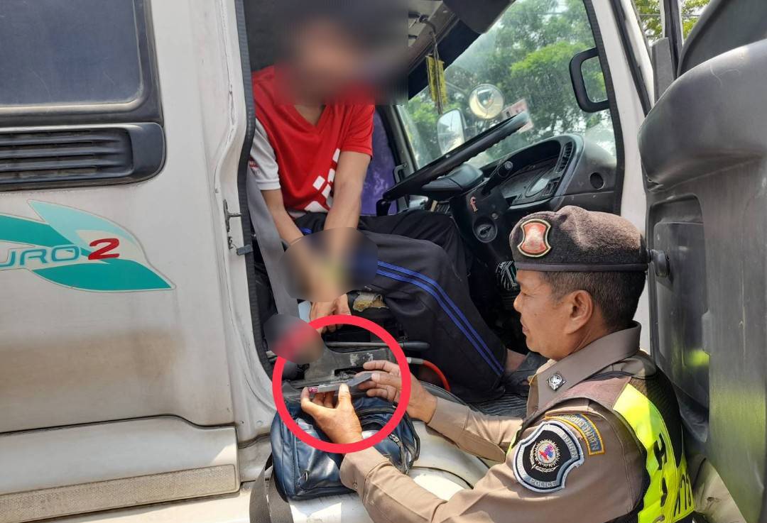 สุพรรณบุรี-ตำรวจทางหลวงจับหนุ่มขับรถบรรทุกอาหารสัตว์พกยาบ้าอ้างเสพแก้ปวดเมื่อย