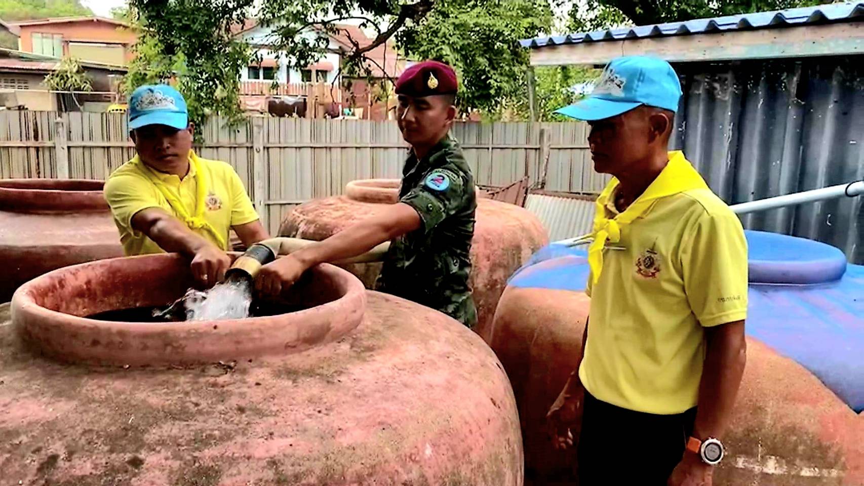 ลพบุรี-ทหารรบพิเศษแจกจJายน้ำช่วยเหลือผู้ประสบภัยแล้ง..!!