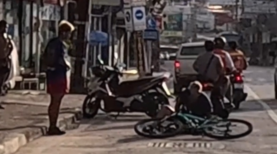 ชลบุรี-รถบัสนำเที่ยวเบียดรถจักรยานปั่น ชาวต่างชาติล้มกลิ้งไม่สนใจ..ขับไปต่อหน้าตาเฉย
