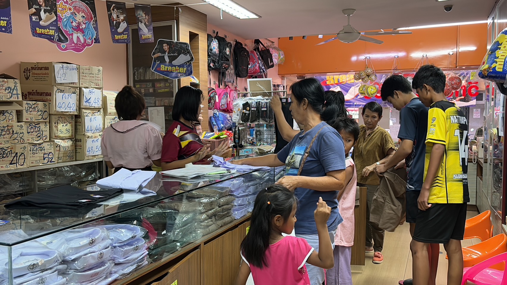 ชลบุรี-คึกคักรับเปิดเทอม..!ผู้ปกครองแห่พาลูกๆซื้อชุดนักเรียนอุปกรณ์การเรียน