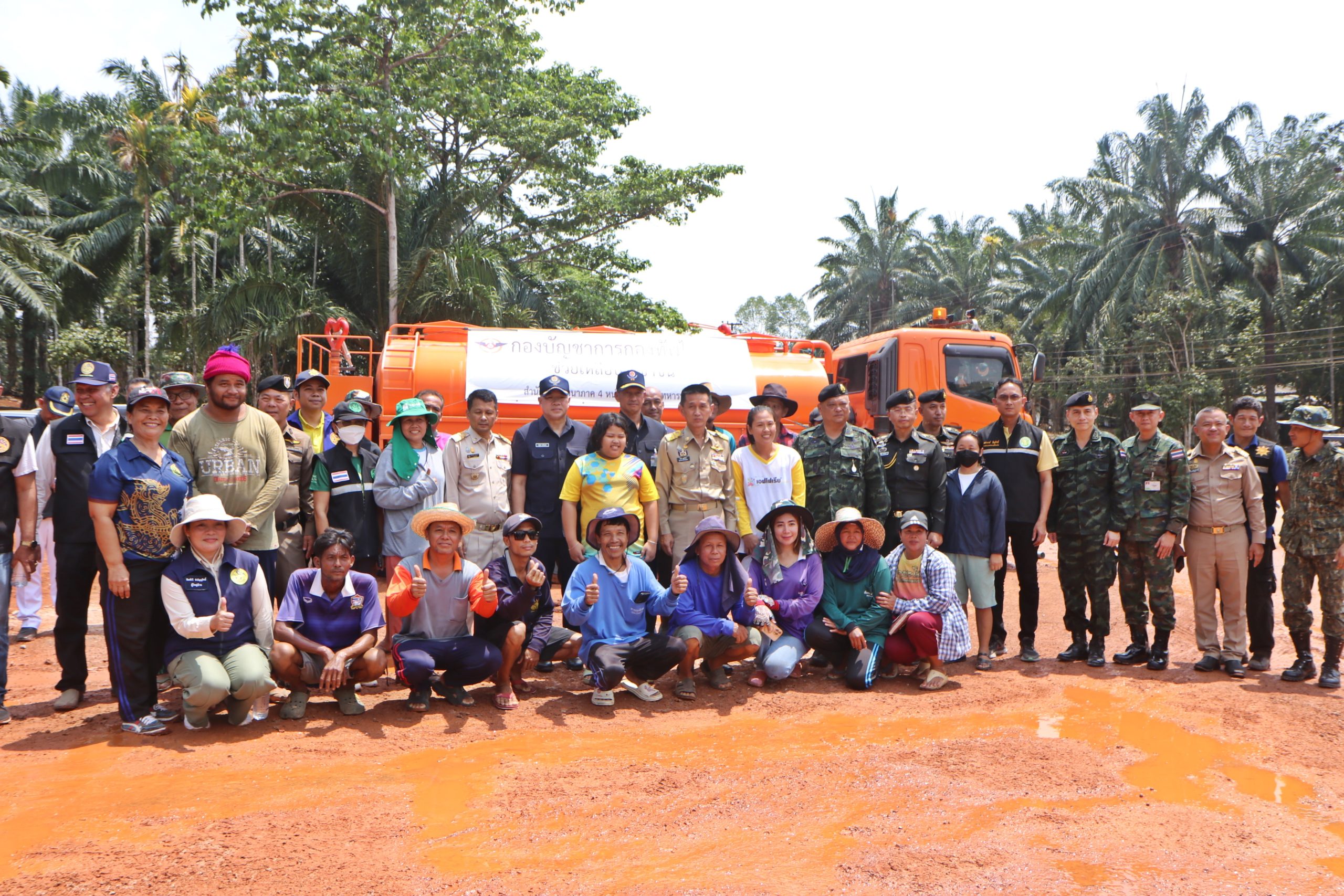 ชุมพร-Kick-off รถบรรทุกน้ำเติมน้ำในสระ เริ่มปฏิบัติการให้ความช่วยเหลือเกษตรกรชาวสวนทุเรียนที่ประสบปัญหาภัยแล้ง