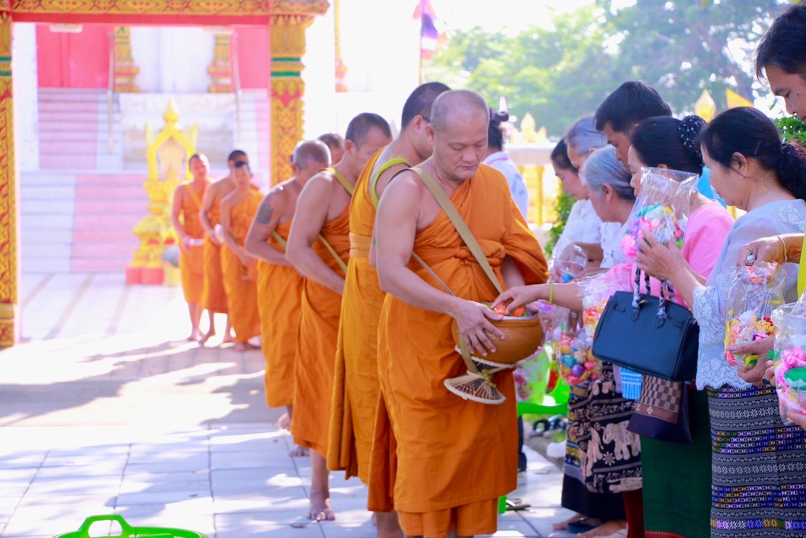 สุพรรณบุรี-ตักบาตรเหรียญโปรยทาน 1 ปี 1 วัด 1 ครั้ง ร้อยล้านดวงใจ สุพรรณบุรี-ตักบาตรเหรียญโปรยทาน 1 ปี 1 วัด 1 ครั้ง ร้อยล้านดวงใจ