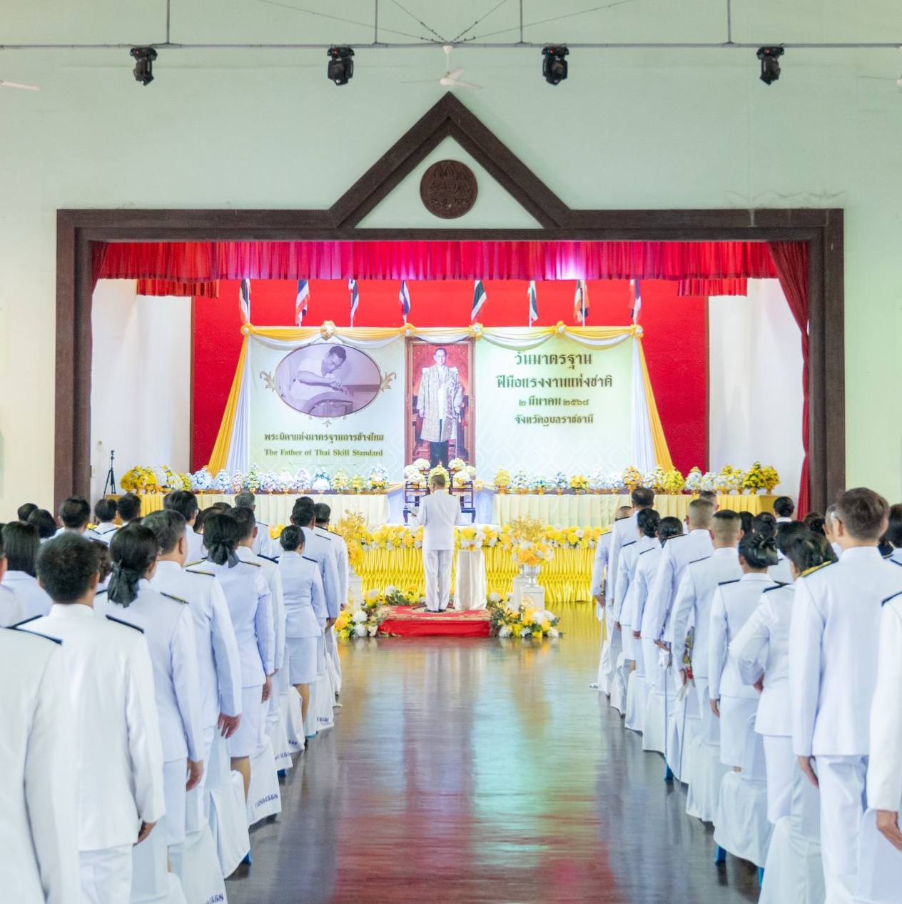อุบลราชธานี-จัดพิธีถวายเครื่องราชสักการะแด่ ร.9 เนื่องในวันมาตรฐานฝีมือแรงงานแห่งชาติ อุบลราชธานี-จัดพิธีถวายเครื่องราชสักการะแด่ ร.9 เนื่องในวันมาตรฐานฝีมือแรงงานแห่งชาติ