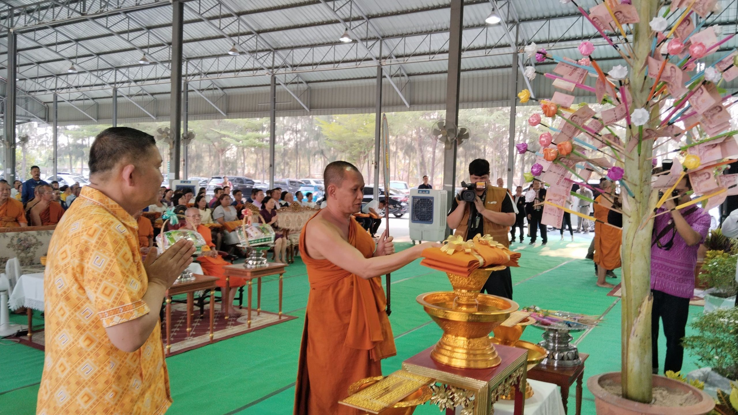 สุพรรณบุรี-ผ้าป่าเพื่อการศึกษามิติใหม่ยุค 5 จี ใช้สลิปโอนเงินติดพุ่มผ้าป่าแทนเงินสด สุพรรณบุรี-ผ้าป่าเพื่อการศึกษามิติใหม่ยุค 5 จี ใช้สลิปโอนเงินติดพุ่มผ้าป่าแทนเงินสด