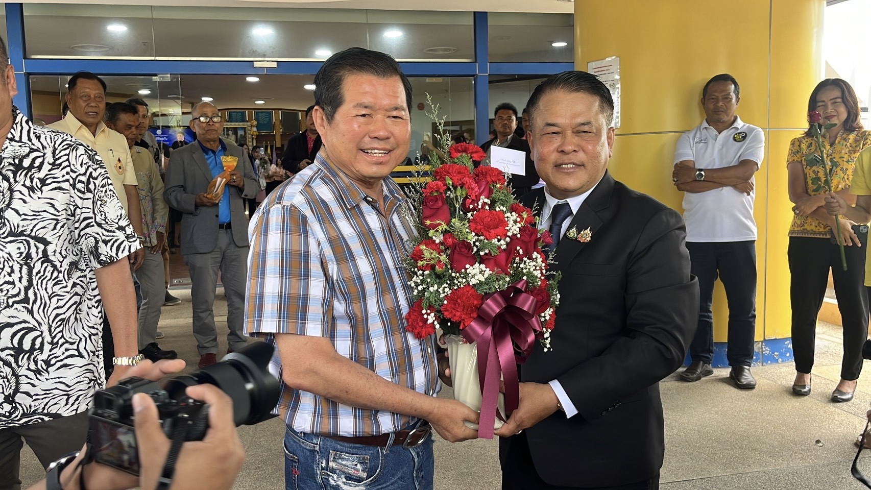 สงขลา-“นิพนธ์” โผล่ร่วมมอบช่อดอกไม่ส่งกำลังใจ นายกอบจ.สงขลา ป้ายแดง สงขลา-“นิพนธ์” โผล่ร่วมมอบช่อดอกไม่ส่งกำลังใจ นายกอบจ.สงขลา ป้ายแดง