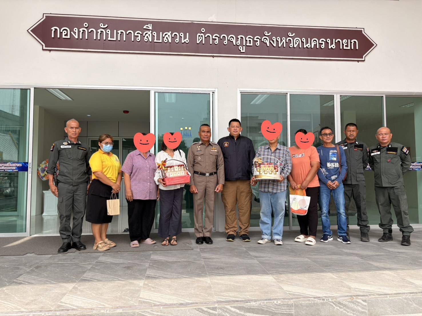 นครนายก-ตัวแทนชาวบ้านฯมอบกระเช้าขอบคุณที่ช่วยชาวบ้านได้รับความเดือดร้อน นครนายก-ตัวแทนชาวบ้านฯมอบกระเช้าขอบคุณที่ช่วยชาวบ้านได้รับความเดือดร้อน