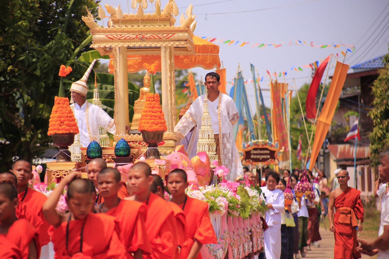 อุบลราชธานี-ชาวตำบลกุดลาด จัดงานแห่หลวงพ่อเงิน 700 ปี และสืบสานประเพณีสงกรานต์ อุบลราชธานี-ชาวตำบลกุดลาด จัดงานแห่หลวงพ่อเงิน 700 ปี และสืบสานประเพณีสงกรานต์
