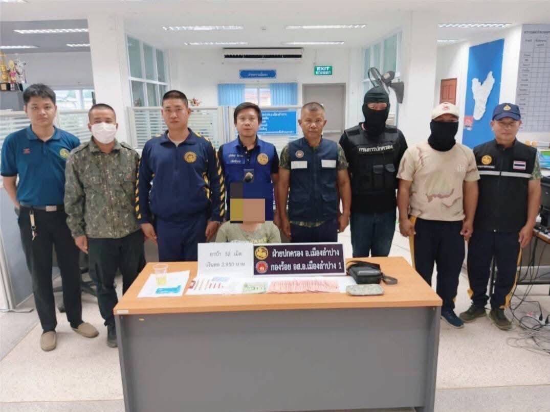 ลำปาง-นายอำเภอเมืองฯสั่งการตรวจค้นจับกุมยาเสพติดในพื้นที่บ้านดอนมูล พบผู้กระทำผิดรวม 4 ราย ลำปาง-นายอำเภอเมืองฯสั่งการตรวจค้นจับกุมยาเสพติดในพื้นที่บ้านดอนมูล พบผู้กระทำผิดรวม 4 ราย