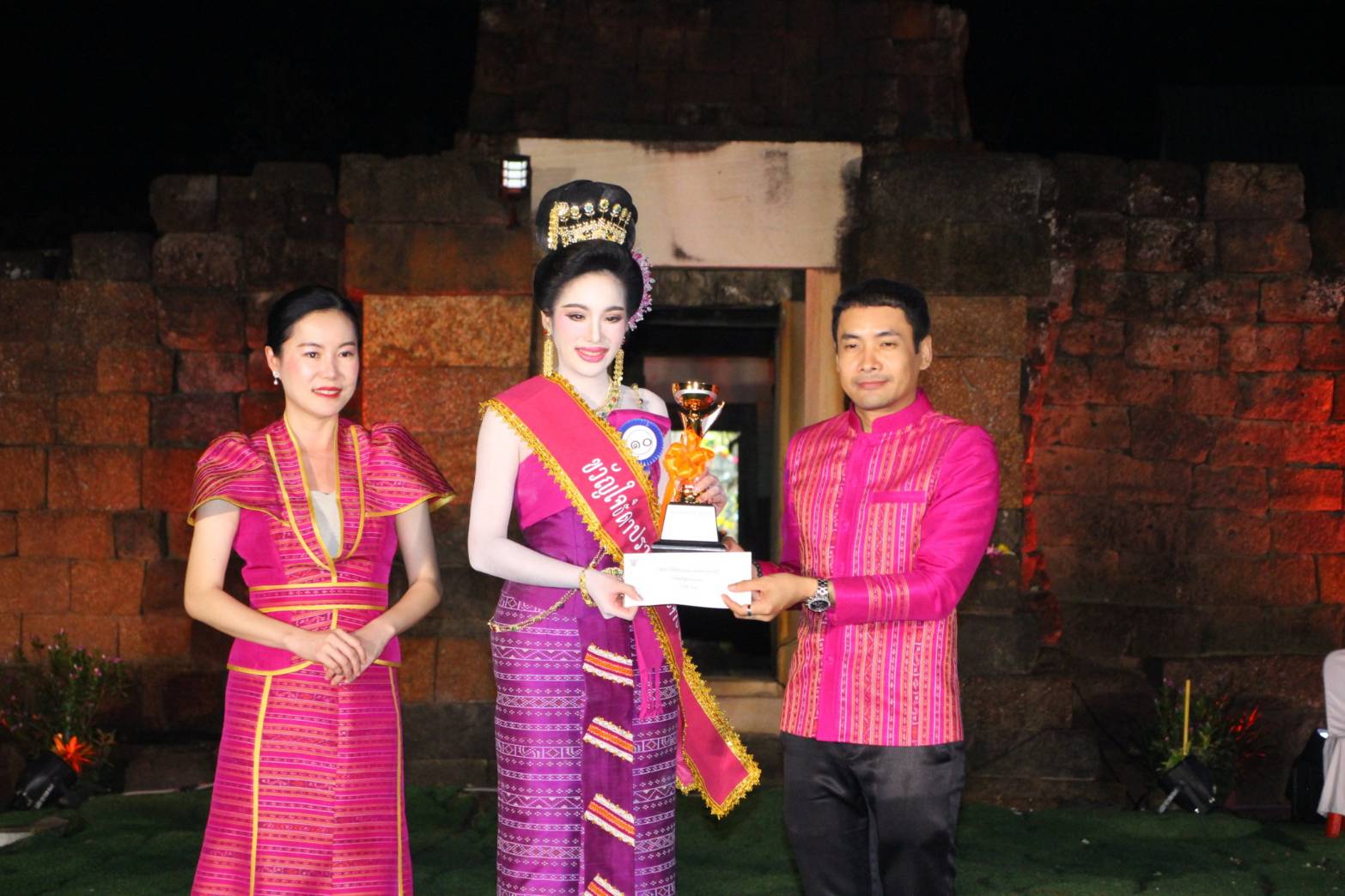 ร้อยเอ็ด-นางสาวอภิญญา นันทิพย์ น้องเบนซ์ จากตำบลบึงนคร คว้ามงกุฎและสายสะพายธิดาปรางค์กู่ ในงาน “ประเพณีบุญสรงกู่” ร้อยเอ็ด-นางสาวอภิญญา นันทิพย์ น้องเบนซ์ จากตำบลบึงนคร คว้ามงกุฎและสายสะพายธิดาปรางค์กู่ ในงาน “ประเพณีบุญสรงกู่”