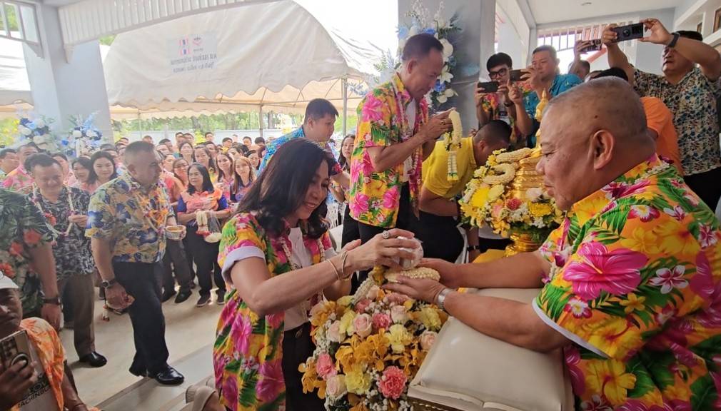 ปราจีนบุรี-รดน้ำขอพรพ่อเมืองฯ ก่อนหยุดยาวสงกรานต์ ปราจีนบุรี-รดน้ำขอพรพ่อเมืองฯ ก่อนหยุดยาวสงกรานต์
