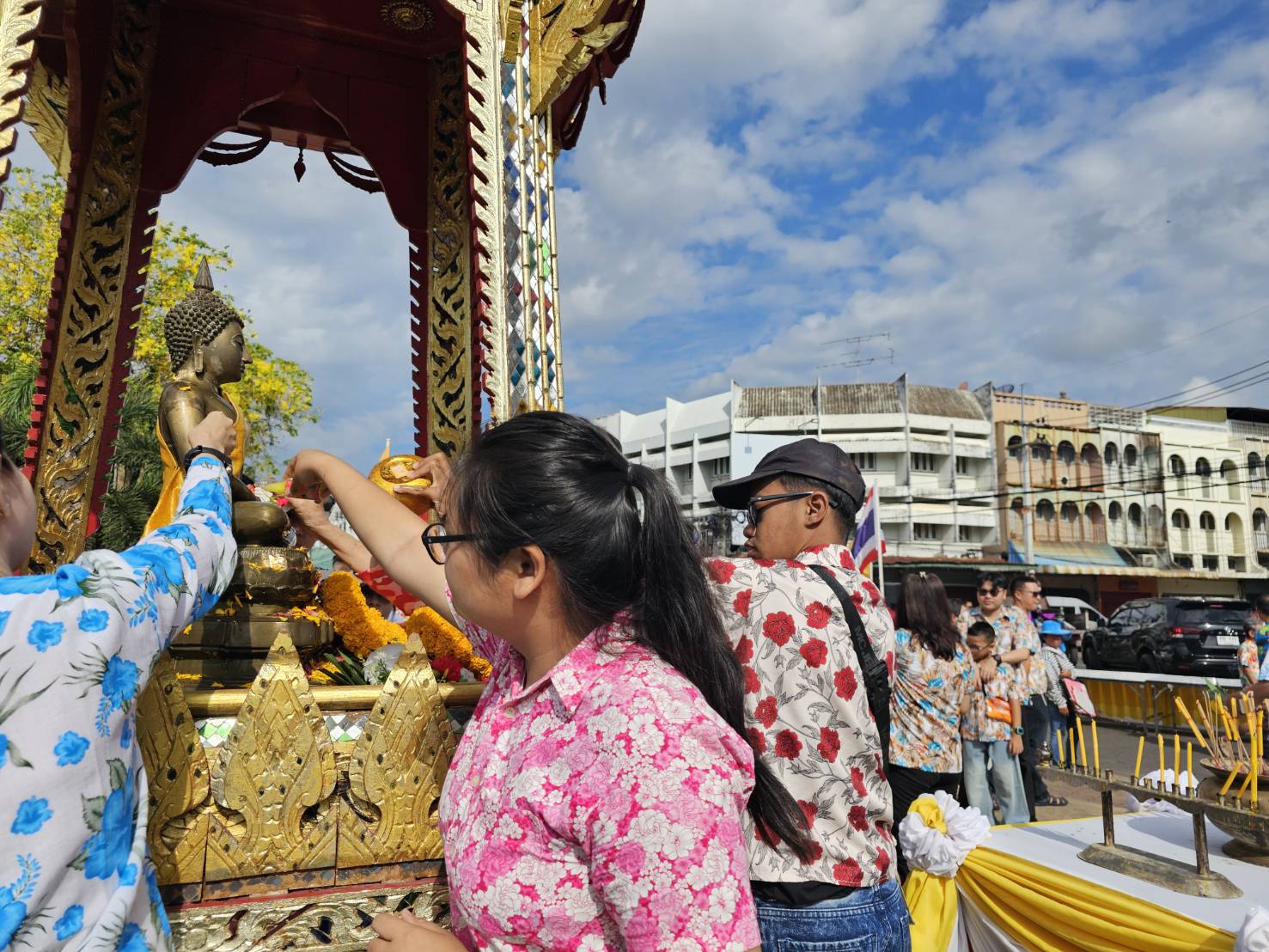 ปราจีนบุรี-ชาวปราจีนบุรีนับ 1,000 แห่ทำบุญตักบาตรวันสงกรานต์แน่น ปราจีนบุรี-ชาวปราจีนบุรีนับ 1,000 แห่ทำบุญตักบาตรวันสงกรานต์แน่น