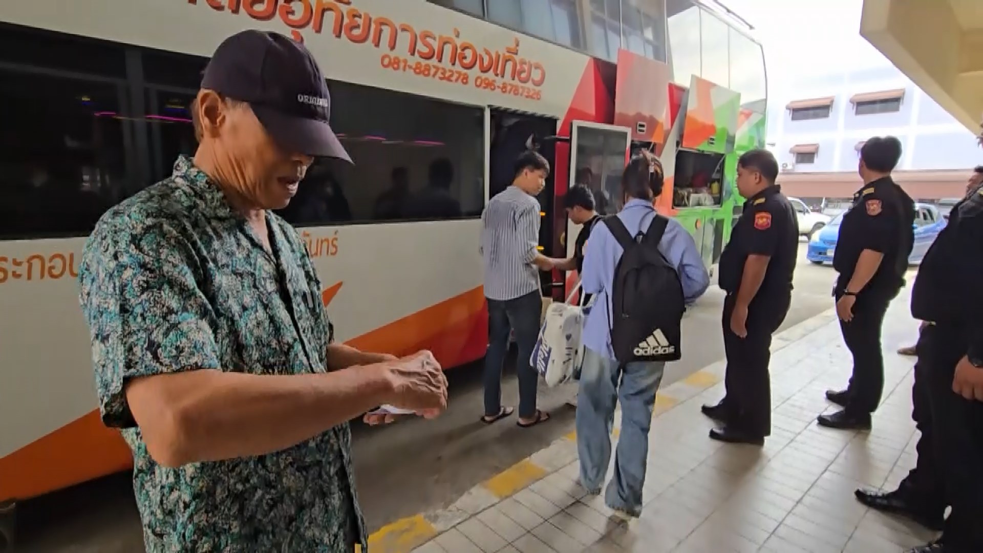 อุทัยธานี-สถานีขนส่งผู้โดยสาร เตรียมเสริม รถทัวร์ รถนำเที่ยว รับมือประชาชนแห่เดินทางกลับ กทม. อุทัยธานี-สถานีขนส่งผู้โดยสาร เตรียมเสริม รถทัวร์ รถนำเที่ยว รับมือประชาชนแห่เดินทางกลับ กทม.