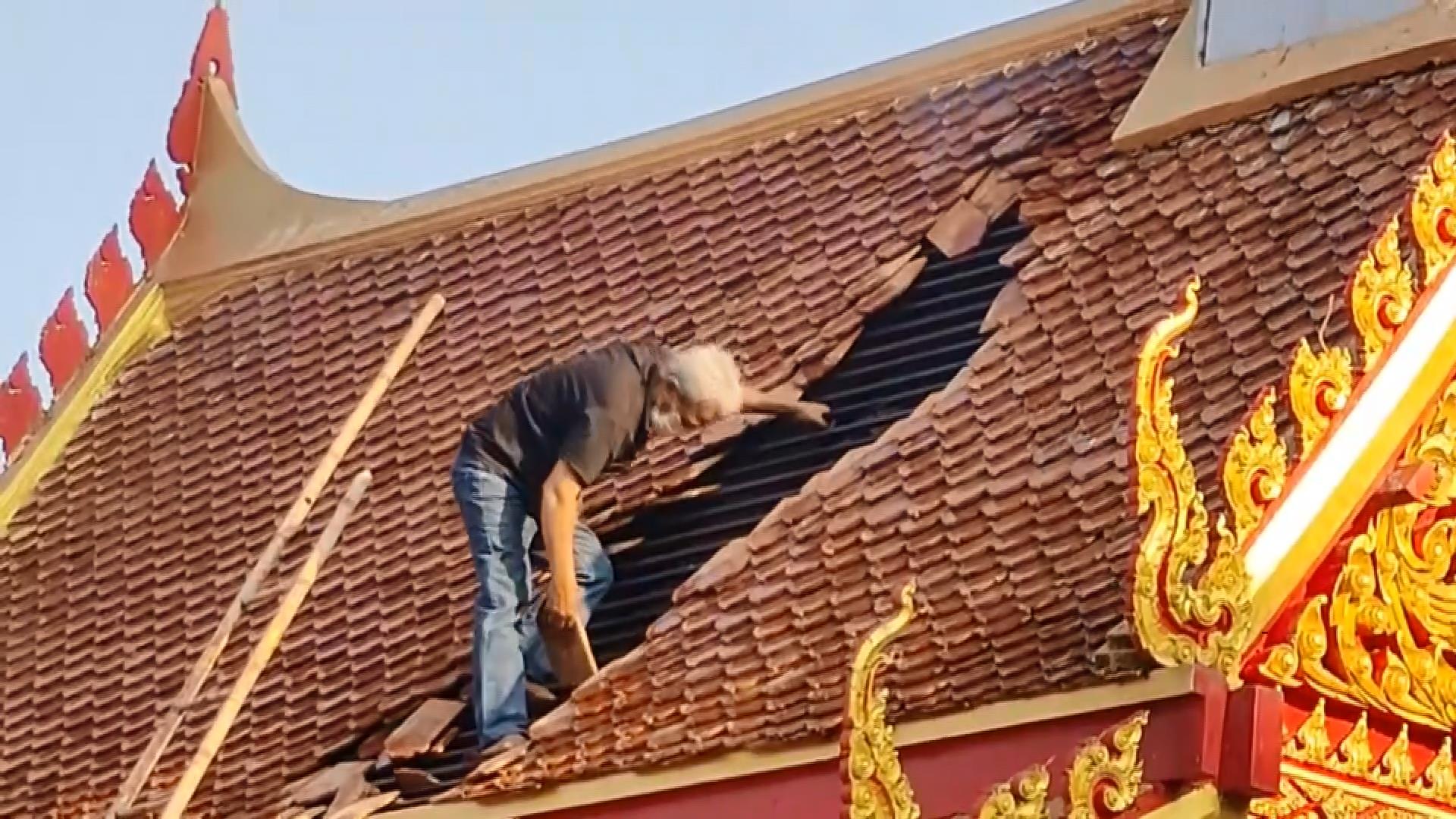 อุทัยธานี-ระทึก เมรุเผาศพวัดดัง..หวิดวอด หลังทำพิธีเผาศพ เกิดควันขโหมงบนหลังคาเมรุ อุทัยธานี-ระทึก เมรุเผาศพวัดดัง..หวิดวอด หลังทำพิธีเผาศพ เกิดควันขโหมงบนหลังคาเมรุ