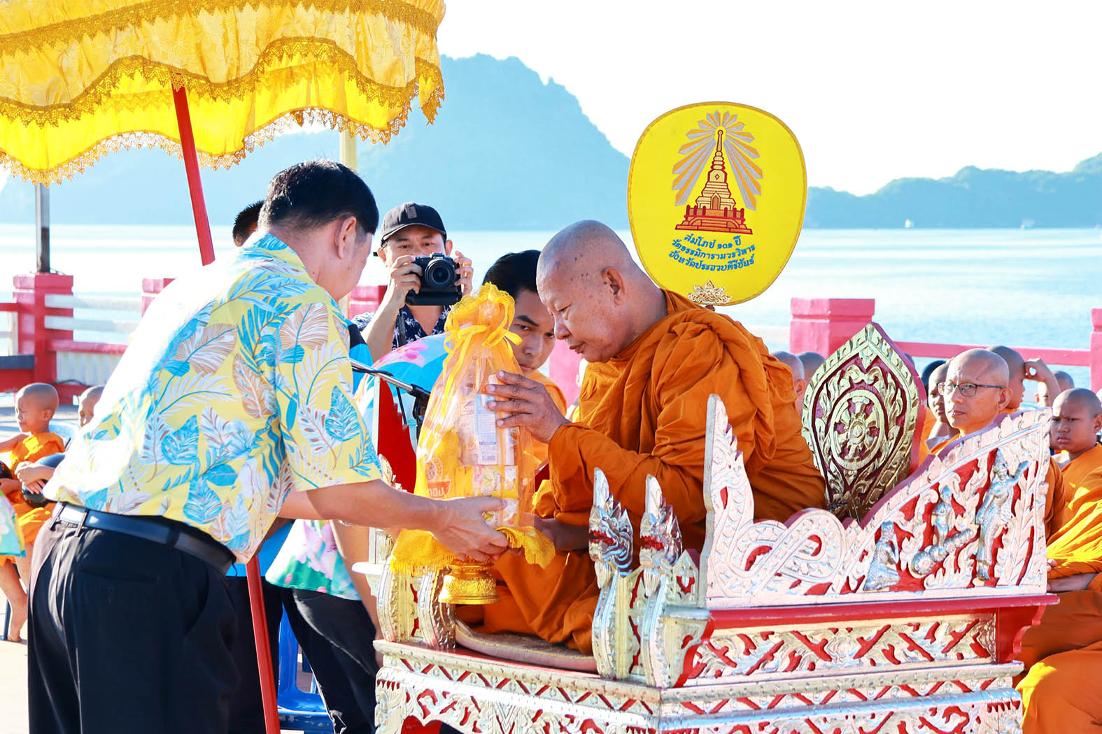 ประจวบคีรีขันธ์-รองผู้ว่าฯ นำประชาชนทำบุญตักบาตรเพื่อความเป็นสิริมงคลในวันสงกรานต์ ประจวบคีรีขันธ์-รองผู้ว่าฯ นำประชาชนทำบุญตักบาตรเพื่อความเป็นสิริมงคลในวันสงกรานต์