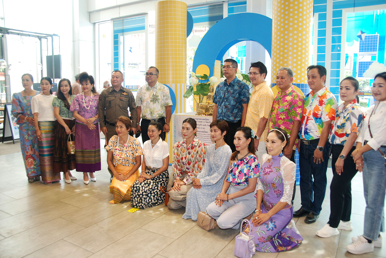 ประจวบคีรีขันธ์-รองผู้ว่าฯ นำนักท่องเที่ยวสรงน้ำหลวงพ่อโสธร ประจวบคีรีขันธ์-รองผู้ว่าฯ นำนักท่องเที่ยวสรงน้ำหลวงพ่อโสธร
