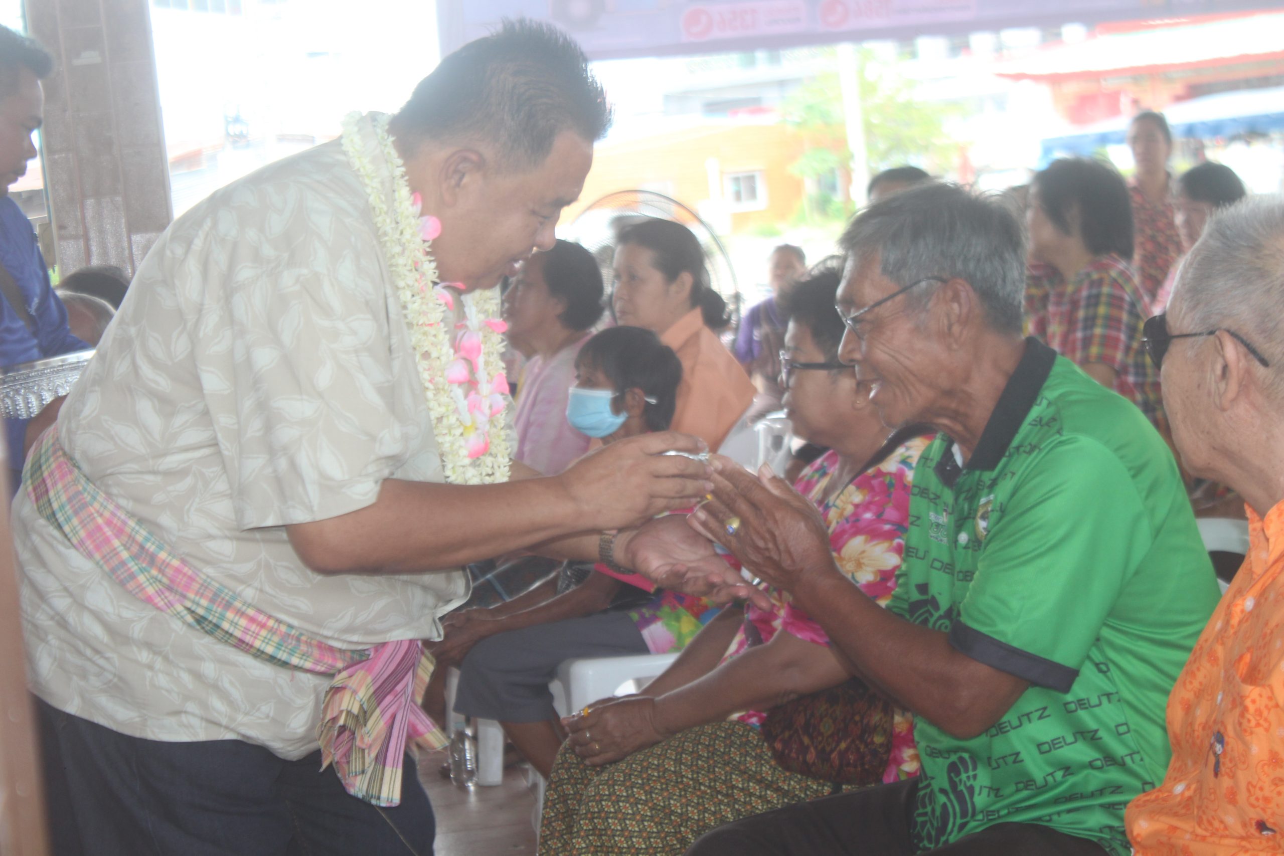 เพชรบูรณ์-ส.ส.เพชรบูรณ์เขต 4 พร้อม สจ.ร่วมรดน้ำดำหัวขอพรผู้สูงอายุ เพชรบูรณ์-ส.ส.เพชรบูรณ์เขต 4 พร้อม สจ.ร่วมรดน้ำดำหัวขอพรผู้สูงอายุ