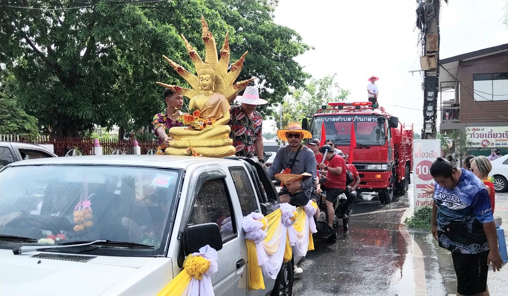 ปทุมธานี-ปชช.แห่รูปหล่อหลวงปู่เทียนให้ชาวบ้านสรงน้ำพระ ปทุมธานี-ปชช.แห่รูปหล่อหลวงปู่เทียนให้ชาวบ้านสรงน้ำพระ