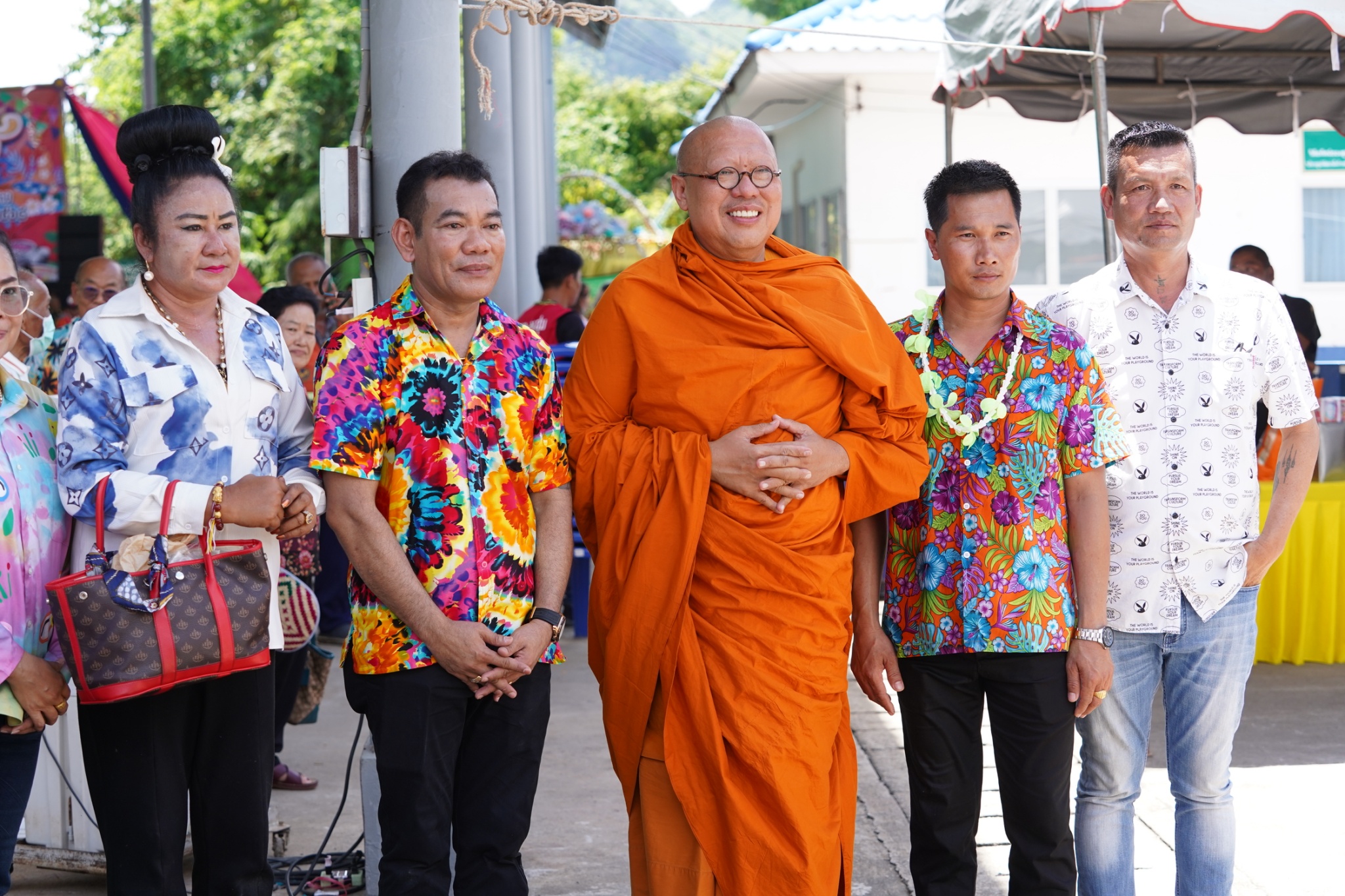 กาญจนบุรี-“หลวงพี่น้ำฝน” นำสายบุญมอบข้าวสาร อาหารแห้ง น้ำดื่ม ร่วมกิจกรรมวันสงกรานต์ กาญจนบุรี-“หลวงพี่น้ำฝน” นำสายบุญมอบข้าวสาร อาหารแห้ง น้ำดื่ม ร่วมกิจกรรมวันสงกรานต์