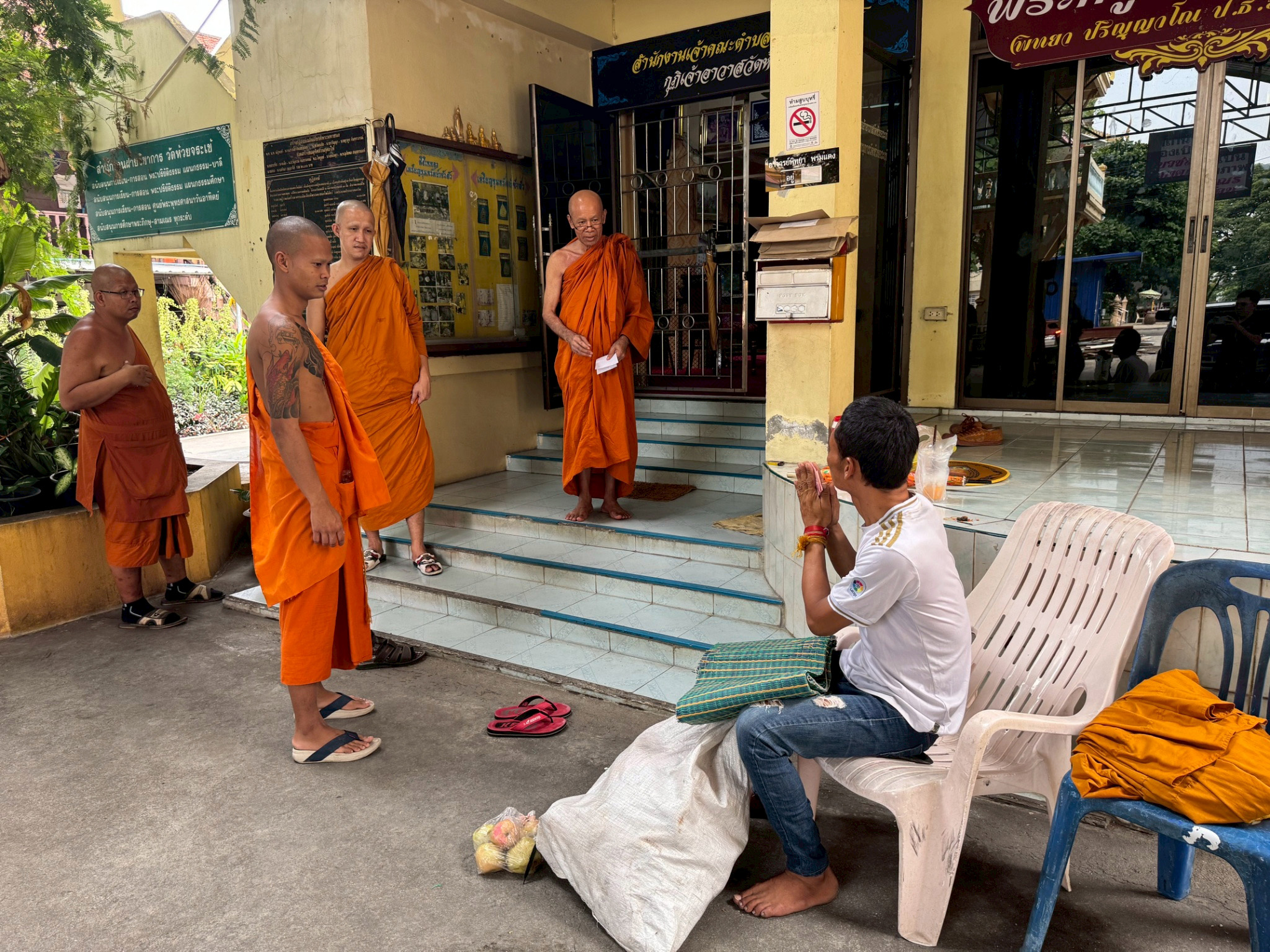 นครปฐม-รวบพระปลอม อาละวาดออกเรี่ยไร ช่วงเทศกาลสงกรานต์ นครปฐม-รวบพระปลอม อาละวาดออกเรี่ยไร ช่วงเทศกาลสงกรานต์