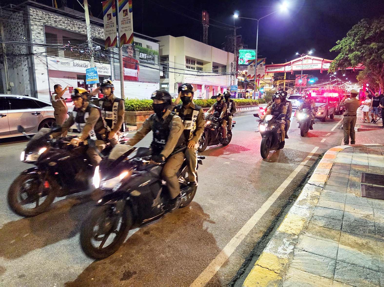 ประจวบคีรีขันธ์-“หัวหิน” ปล่อยแถวป้องกันอาชญากรรมช่วงสงกรานต์ สร้างความเชื่อมั่นนักท่องเที่ยว ประจวบคีรีขันธ์-“หัวหิน” ปล่อยแถวป้องกันอาชญากรรมช่วงสงกรานต์ สร้างความเชื่อมั่นนักท่องเที่ยว