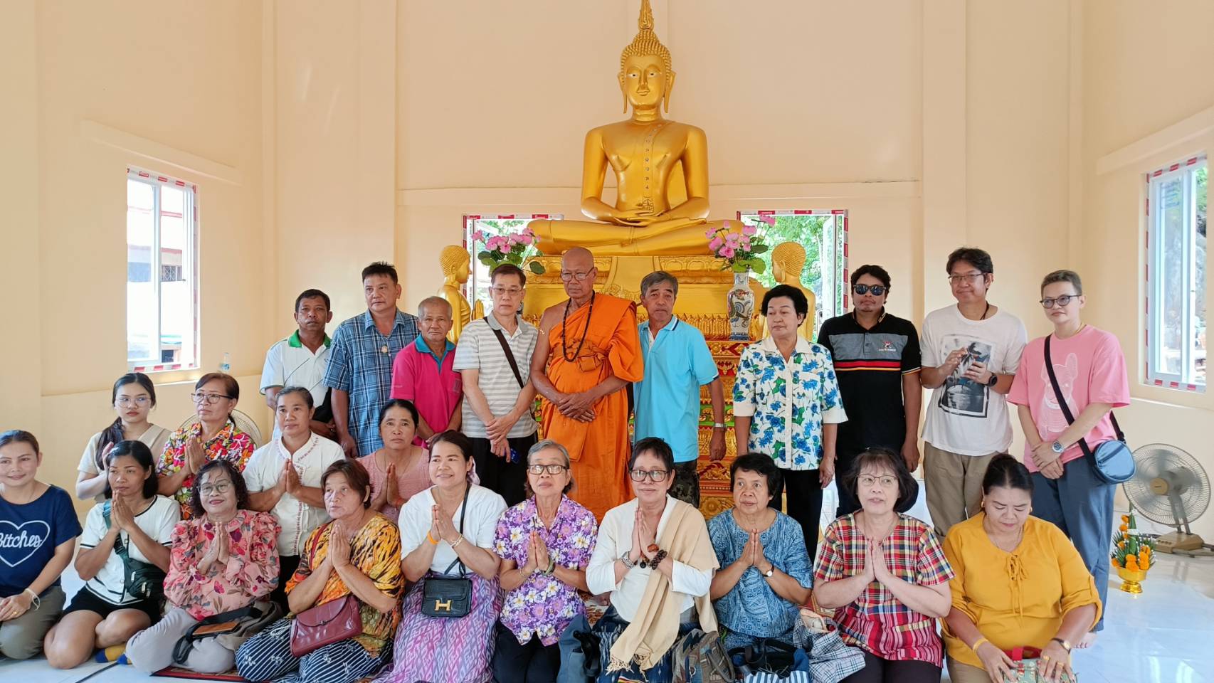 เพชรบูรณ์-ชาวบ้านเขาชะโงกร่วมผู้ใจบุญจัดพิธียกช่อฟ้าอุโบสถ เพชรบูรณ์-ชาวบ้านเขาชะโงกร่วมผู้ใจบุญจัดพิธียกช่อฟ้าอุโบสถ