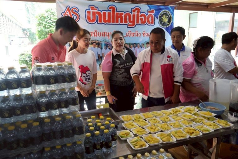 นครปฐม-“ส.ส.อนุชา สะสมทรัพย์”พร้อม สจ.นำอาหารมาเลี้ยงประชาชนที่มาใช้บริการกับทาง รพ.หลวงพ่อเปิ่น