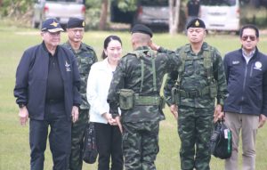 อุบลราชธานี-นายกรัฐมนตรี ลงพื้นที่พบปะหารือแม่ทัพภาคที่ 2 พร้อมเยี่ยมให้กำลังใจและมอบสิ่งของให้ทหาร
