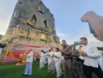 ปราจีนบุรี-ผู้ว่าฯนำพุทธศาสนิกชนกว่า 500 คน ร่วมเวียนเทียนรอบพระพุทธทวารวดีฯพระปางนาคปรกใหญ่ที่สุดในประเทศไทย